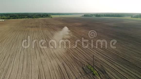 播种土壤的农用拖拉机的鸟瞰图一团尘土和泥土视频的预览图