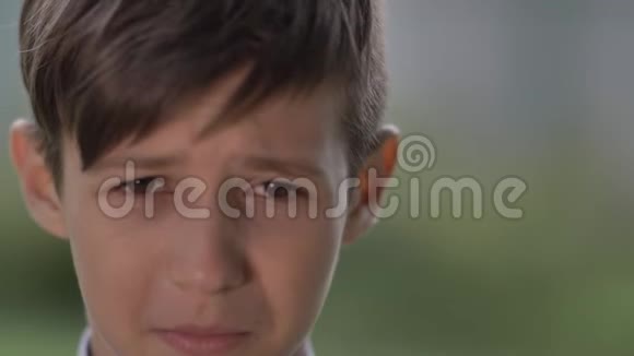 男孩看着镜头哭着闭上眼睛慢动作视频的预览图