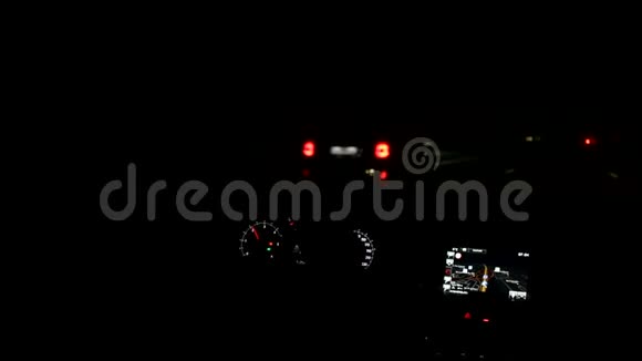 从车上可以看到夜间乡村的交通视频的预览图