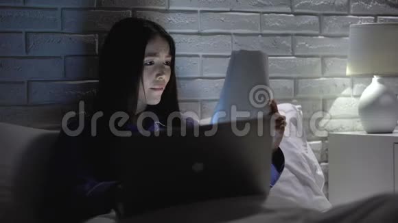 女人在家工作到很晚精疲力竭注意力不集中对失败感到沮丧视频的预览图