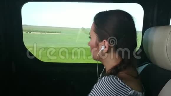 坐公共汽车去看窗外的女人视频的预览图