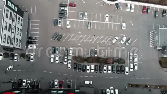 商务中心繁忙区域设有停车场高空俯视延时在市中心的贸易中心停车时间流逝视频的预览图
