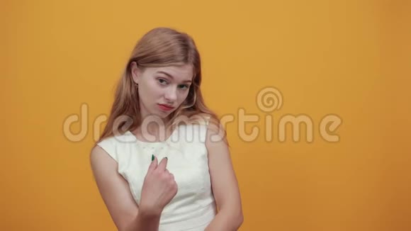 漂亮的白种人年轻女子双手抱胸看着镜头视频的预览图