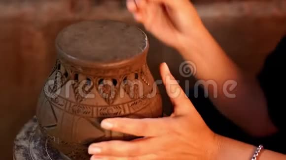 手把陶器做成陶器的装饰图案视频的预览图