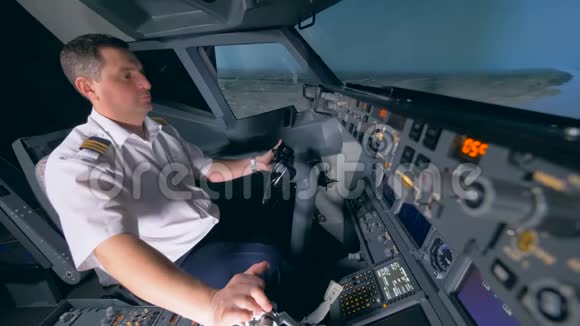 专业飞行员驾驶飞机模拟器关闭视频的预览图