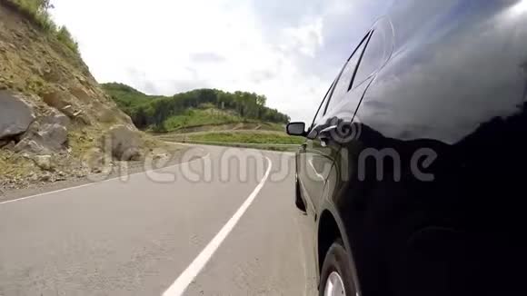 黑色汽车沿着蜿蜒的山路行驶视频的预览图