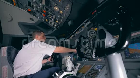 在特殊的平面模拟器中的飞行员练习侧视视频的预览图