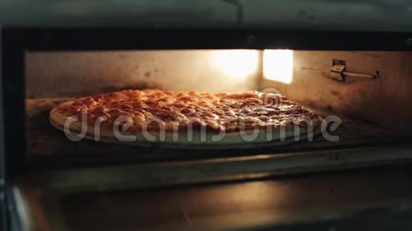 在电烤箱里烤披萨视频的预览图