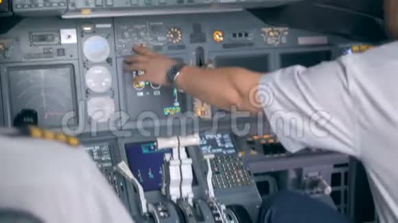 飞行员在驾驶舱里说话关门视频的预览图