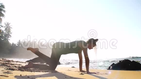 女士练习瑜伽留下黄色沙滩的阴影视频的预览图
