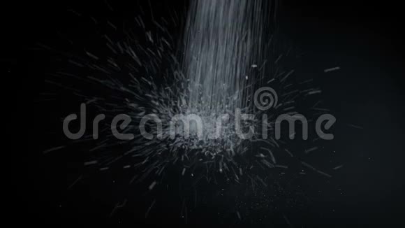 盐倾泻在表面视频的预览图