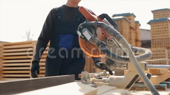 工业青年木匠工人穿着加利福尼亚来到木材切割机男人切木木板视频的预览图