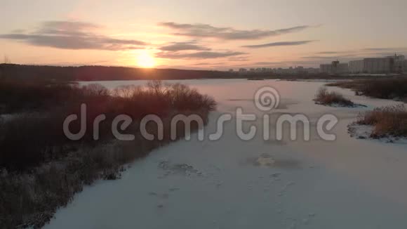 航空视频拍摄俄罗斯车里雅宾斯克市的一个冰冻湖车里雅宾斯克市冬季景观视频的预览图