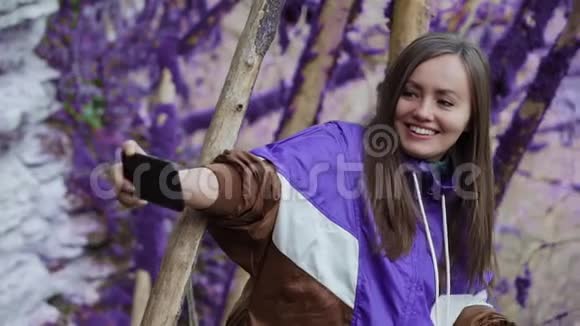 紫罗兰童话森林在青苔覆盖的背景下在紫色的奥林匹亚中快乐的女孩成为一个和平的自我视频的预览图