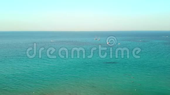 巴勒莫意大利西西里2019年8月摄像机在海洋上远处地平线上游艇和船只上滑动视频的预览图
