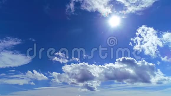 慢慢移动的白色卷云在夏天明亮的蓝色缕缕的天空4K视频的预览图