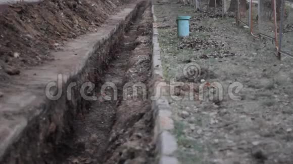 更换街沟管道露天地面沥青观点视频的预览图