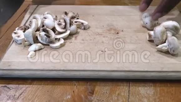 在木制砧板上快速切蘑菇的动作视频的预览图