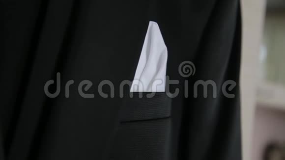 黑色男服白色头巾视频的预览图