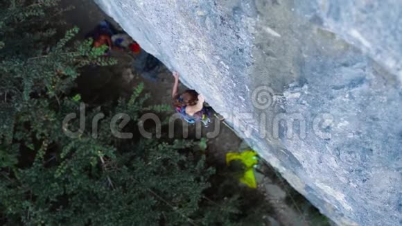 女子攀岩者在艰难的运动路线上跌倒攀岩者在艰难的移动中跌倒视频的预览图