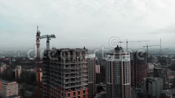 高层混凝土建筑施工鸟瞰图大都市住宅综合体建设无人驾驶飞机视频的预览图