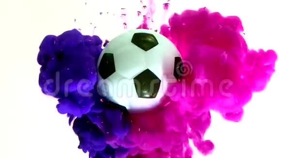 足球在美丽的紫色粉红色闪闪发光的背景上视频的预览图