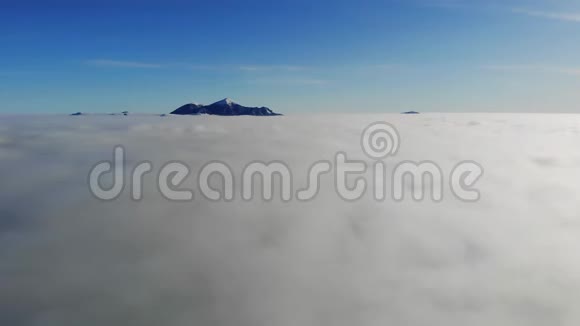 在雪山和蓝天的背景下飞过移动的云彩视频的预览图