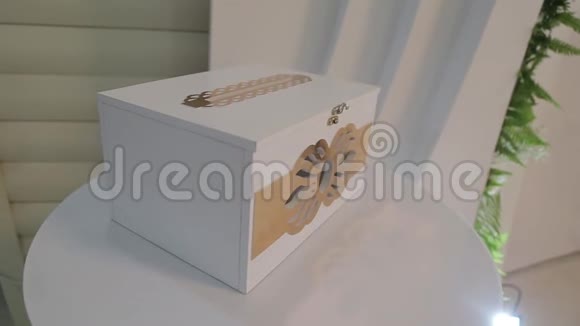 礼品盒激光切割压花用白色缎带和蝴蝶结装饰准备黑纸蛋糕视频的预览图