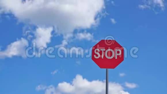 蓝天白云背景上的红色停车标志视频的预览图