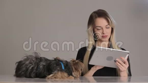 在家中躺着的妇女在数码平板电脑上上网购物视频的预览图