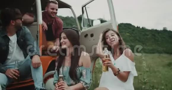 令人惊叹的一群朋友波霍风格野餐时间特写喝啤酒玩得愉快坐在上面视频的预览图