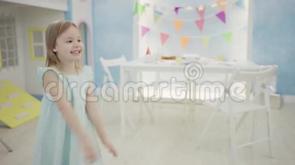 小女孩在镜头前给别人送生日礼物视频的预览图