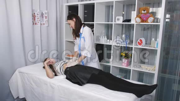 女医生在诊所做少女按摩视频的预览图