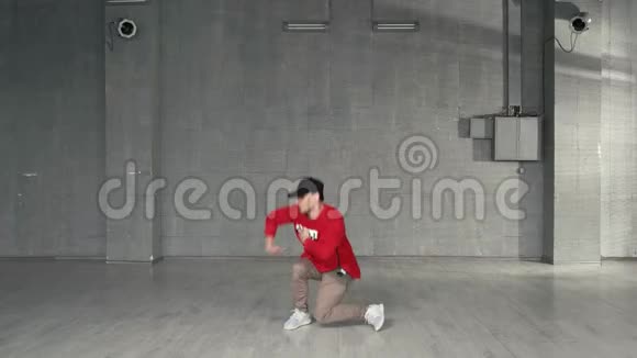 时髦的男人在室内跳嘻哈舞视频的预览图