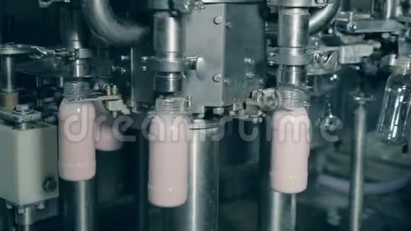 生产和包装食品和饮料的自动化设备工厂设备工业机器灌装瓶视频的预览图