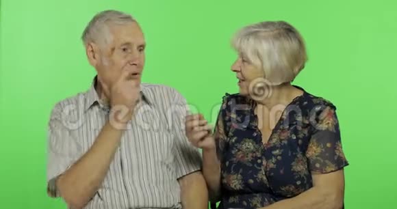 年长的男人和女人坐在一起聊天Chroma关键背景视频的预览图