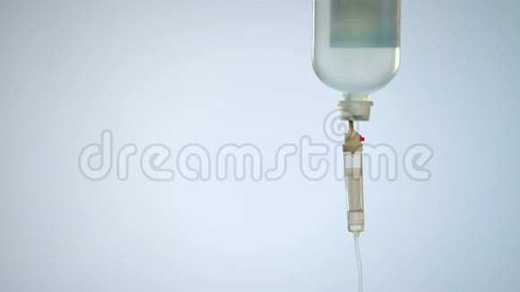 液体药物滴入静脉管路紧急救生的IV治疗视频的预览图
