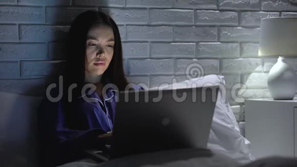 女人在家里做笔记本电脑项目工作过度头痛视频的预览图