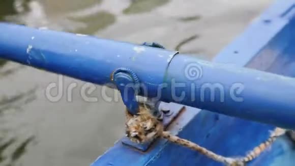 船上桨座近景蓝色木桨的一部分木船的小碎片水上划桨视频的预览图