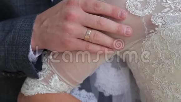 新娘和新郎手新郎抚摸新娘手视频的预览图