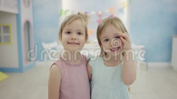 两个可爱的女孩站在镜头前露出舌头视频的预览图