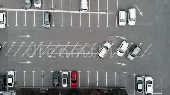 在商务中心附近的汽车停车场的空中俯视有停放的汽车商务舱无人机在停车场上空飞行视频的预览图