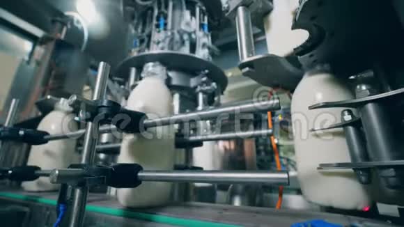 带牛奶的塑料瓶在工厂生产线上移动生产和包装食品和饮料的自动化设备视频的预览图