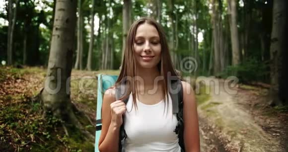 森林中背包女人的肖像视频的预览图