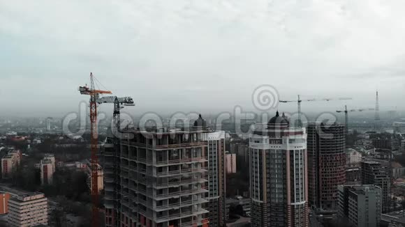 住宅建筑施工空中无人机在灰色阴天观看市中心的高层建筑新大楼大楼视频的预览图