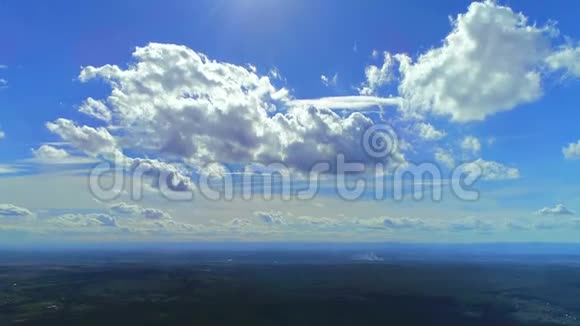阳光柔和地照亮了浓密蓬松的云层这是一幅生动的全景图4K视频的预览图
