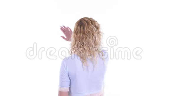 金发女人摸东西的后视图视频的预览图