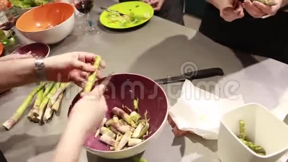 烹饪的手清洁切菜和准备芦笋为一个菜食物大师级选择性集中视频的预览图