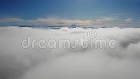 神奇的无人机飞行在漂浮的云层之上有山景超脱视频的预览图