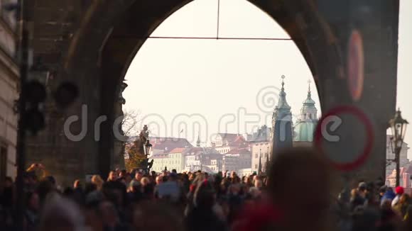 很多人走在老城塔楼的背景上视频的预览图